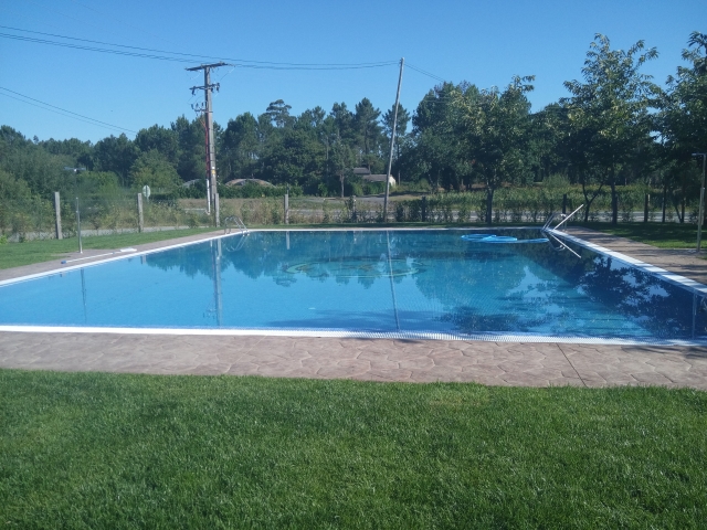  Large swimming pool 